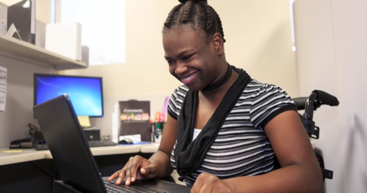 Mujer trabajando en una computadora portátil